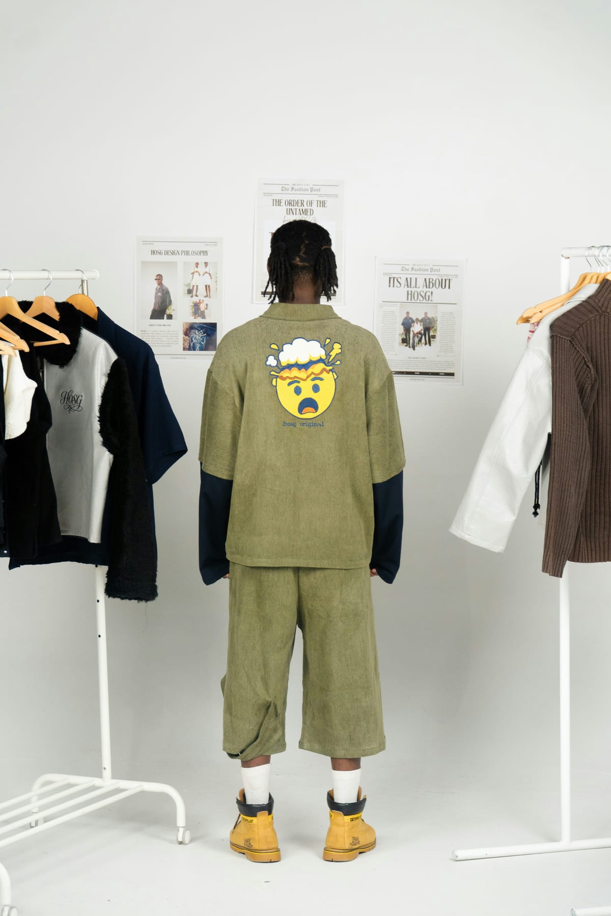 Una mujer resolviendo un problema laboral mientras su jefe la observa con desprecio.