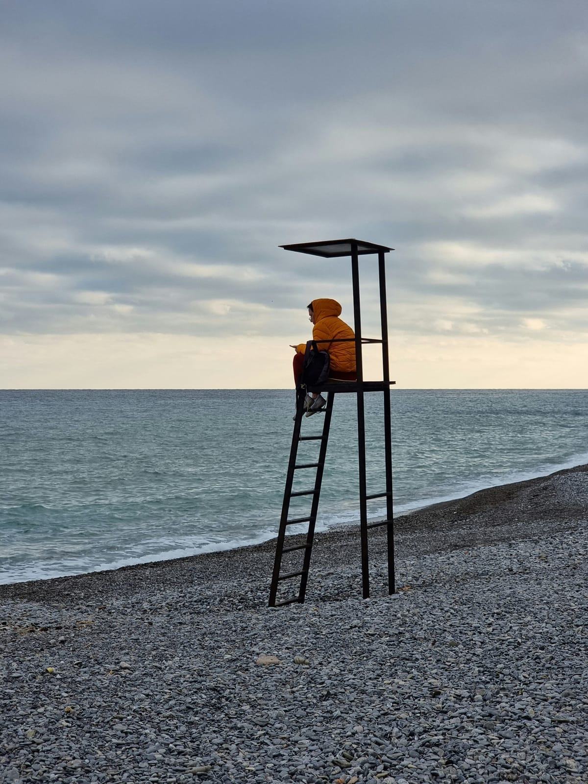 Imagen que representa la lucha entre ser indispensable y prescindible en el trabajo