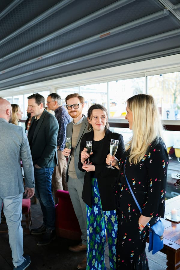 Una persona reflexiona sobre la amistad tras emigrar a los 35.